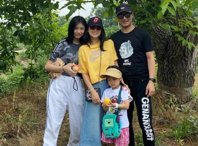 汪峰一家乡下体验生活，不会骑三轮接连撞墙，吓得章子怡失声尖叫