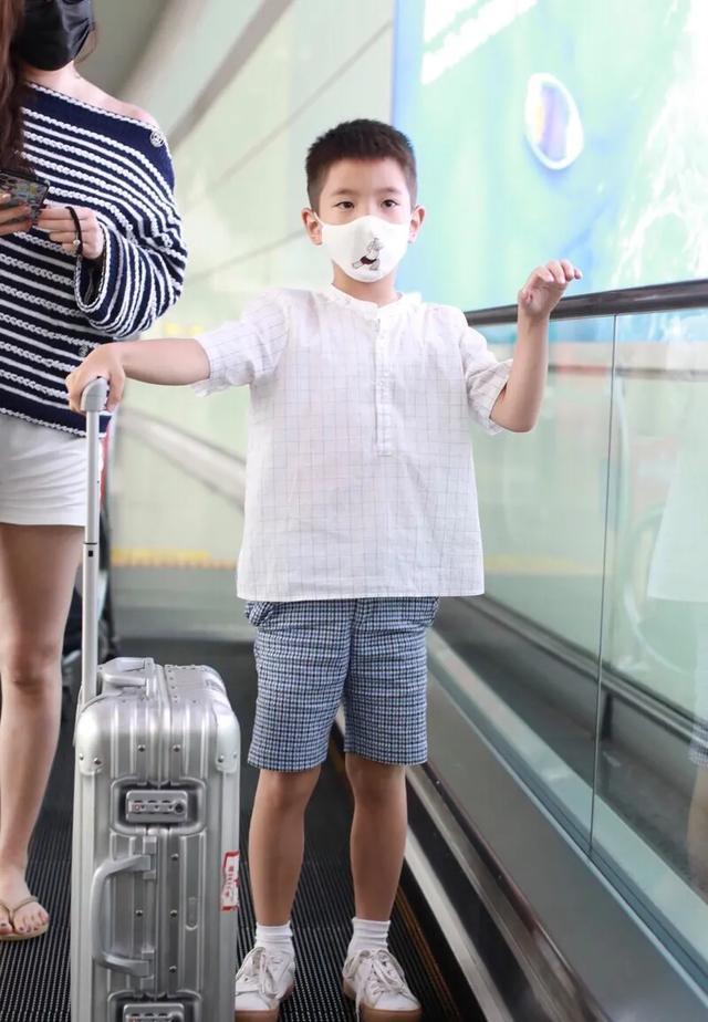 杜江一手牵老婆一手牵儿子堪称人生赢家，嗯哼一路放飞自我超搞笑