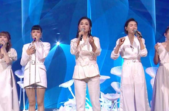 伊能静拉前夫引争议后，再度出招怒踩“双王”，曝自己幕后像保姆