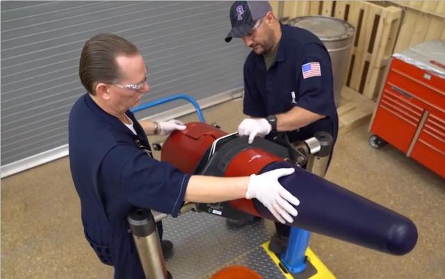 Ӣ������Ϊ�����������������˵�ͷҪ��������Ǯ ����Ա�ܾ���