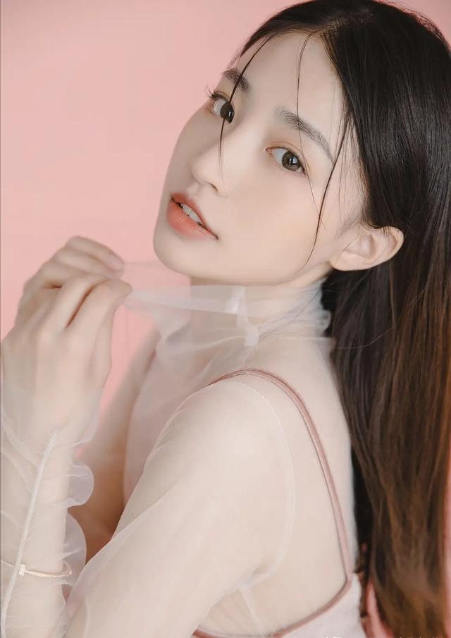 芙蓉不及美人妆，水殿风来珠翠香。