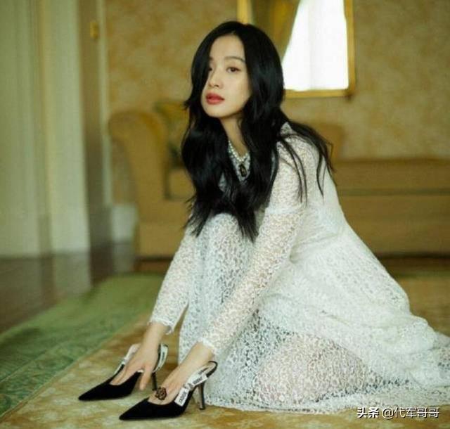 《隐秘的角落》中的厚唇美女，凭借演技走红，如今27岁很美却单身