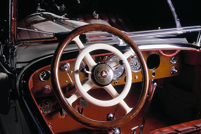 最新奔驰E级的电容式方向盘及各时代奔驰汽车内饰的发展变化