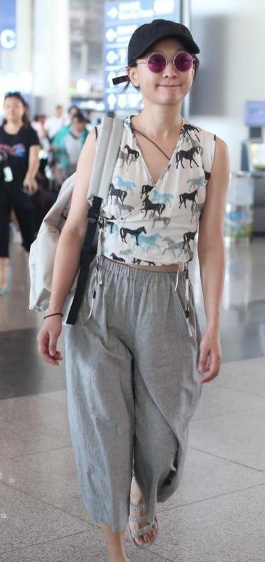 周迅出现在机场，穿裹身款上衣配7分阔腿裤，越巨星越不用装