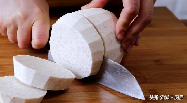不需要油炸，教你芋头的新做法，配上猪肉馅，吃起来那叫一个香