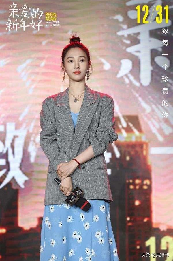 白百何成功复出，最新综艺路透留齐刘海扎高马尾，生图不像36岁人