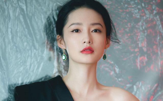 《锦绣南歌》热播，李沁又一部剧上路了，飒爽英姿女军医你期待吗