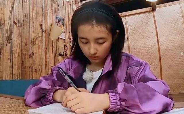 女艺人不想录制综艺，何炅发来一条短信：无法拒绝