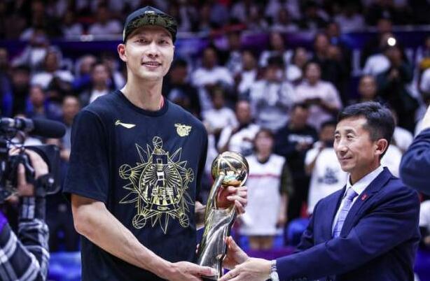官宣！恭喜易建联当选MVP，1票险胜周琦，王哲林位列第三