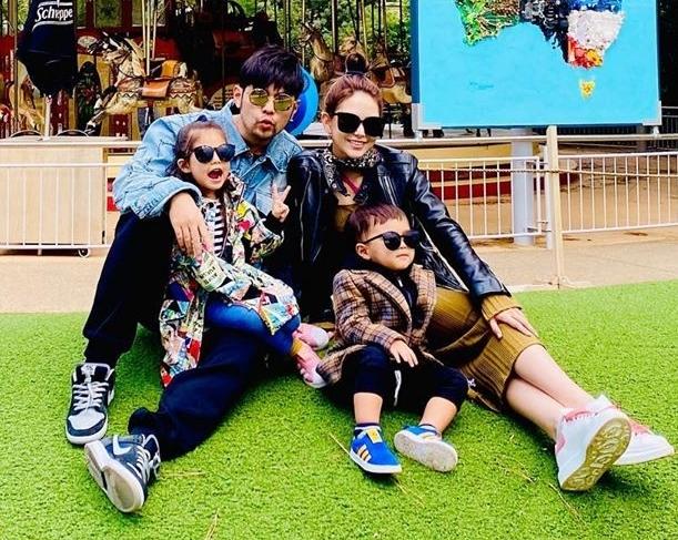 周杰伦父子赏毕加索名画，父子俩将手放在背后动作同步，敬意满满