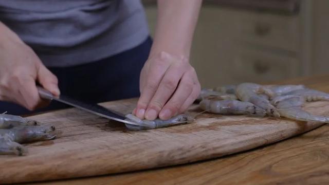 连虾壳都不想放过油爆虾，今天就教你做好它的小秘诀