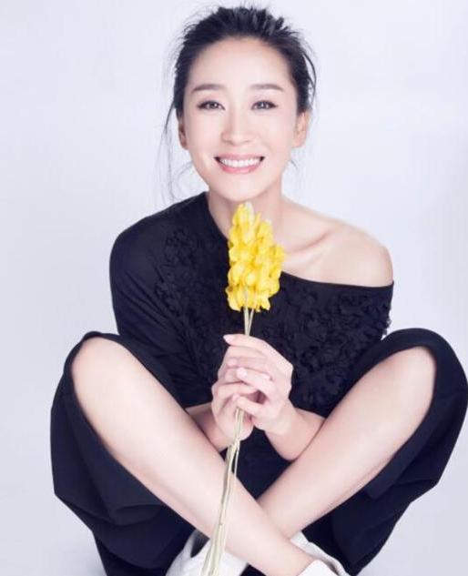 苗圃带龙凤胎两娃出行，和61岁富商老公，一家四口同框合影