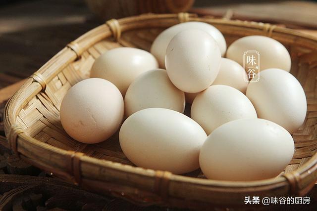 煮鸡蛋，只用清水就错了，多加2种料，鸡蛋又香又嫩，蛋壳更好剥
