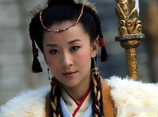 苗圃带龙凤胎两娃出行，和61岁富商老公，一家四口同框合影