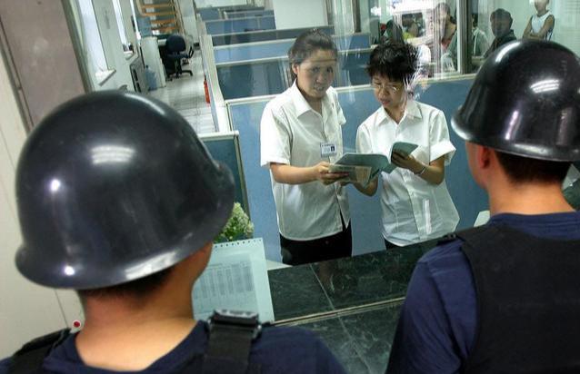 去银行存钱，职员错把1万打成100万，“离柜概不