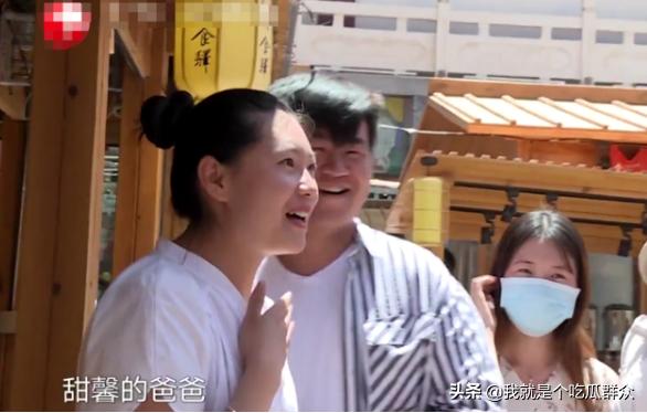 贾乃亮街边无人识，美女脱口喊出甜馨爸爸，难