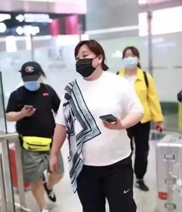 贾玲18岁的时候美得像一朵花，如今又长胖，女神