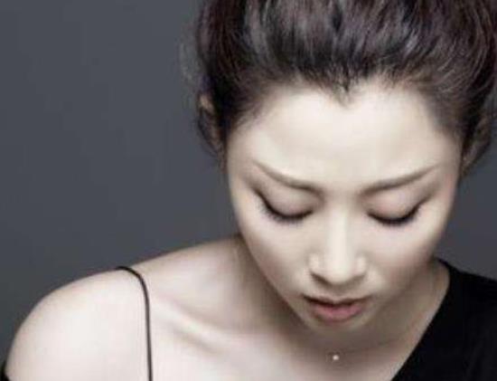 殷桃背后的5个男人，为何至今还单身？看完她的