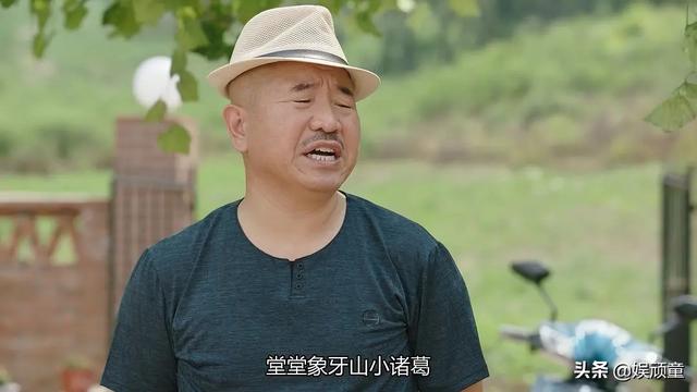 王小利被换掉不亏，自己坐靠背椅像师父，让赵本山仰视和他聊天