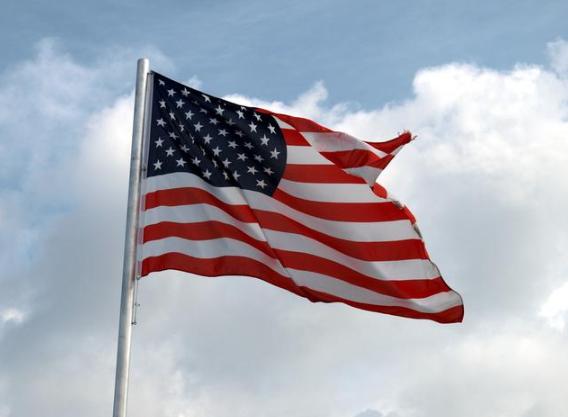 世界上最大的美国国旗被雷劈了，它长达40多米，