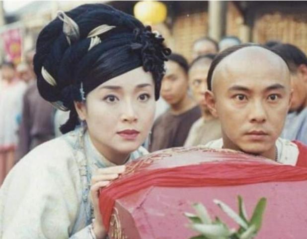 她是首位电影版黄蓉，做了4年“大哥的女人”，至今已单身24年