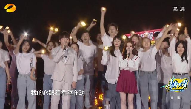 芒果五四晚会主持一言难尽：女主持总卡壳，刘涛别扭，只能靠何炅
