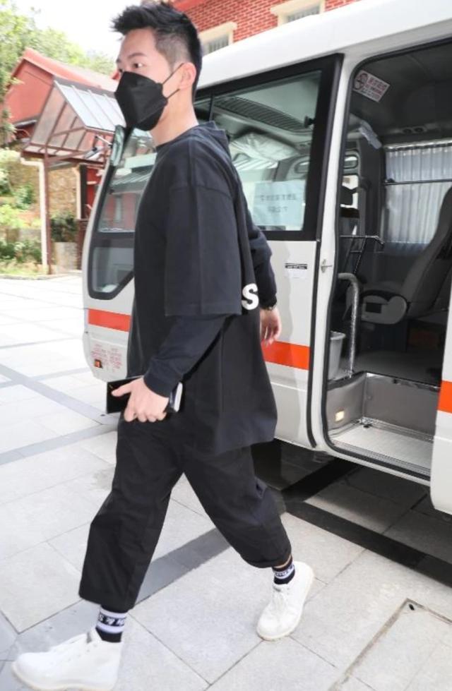 赌王法事现场：窦骁何超莲穿潮服像走秀，何猷君头发长得能扎小辫