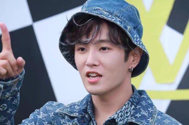 回应|吴亦凡回应背玩偶走秀太累帅气中又有点好笑被挟持了你就眨眨眼