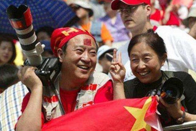 2000年，牛群为贫困学校募捐，却遭质疑被逼“裸