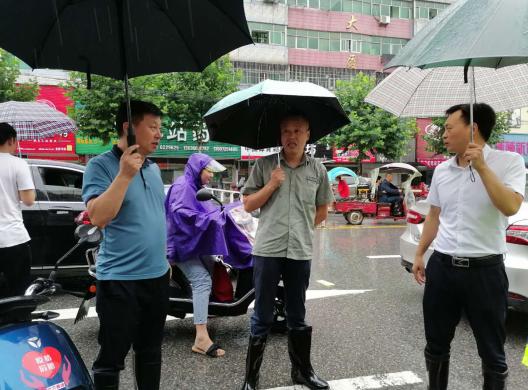 湖北武穴：暴雨猛袭，叶林和住建局党员干部下沉社区合力防汛