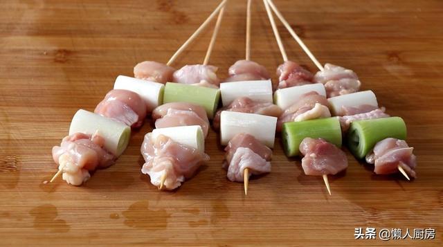 不用油炸不用烤，这是日式鸡肉串的做法，配上大葱一起吃，太香了