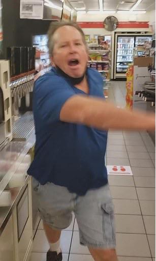 美国男子商店内袭击亚裔，辱骂并怪罪他是带来