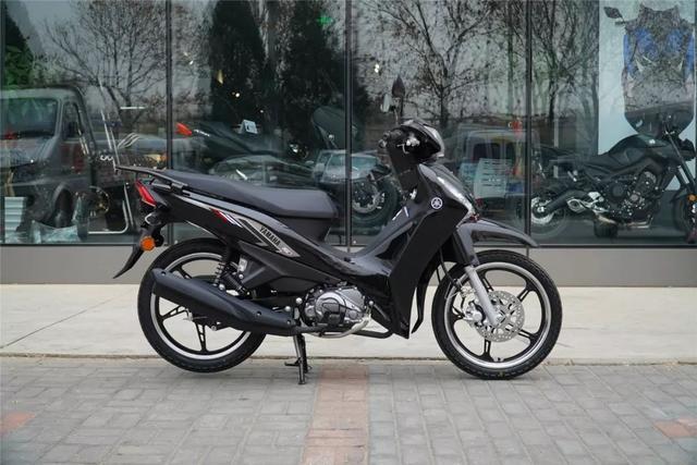 雅马哈弯梁代步车，前轮碟刹座高780mm，国四电喷百公里油耗1.7L