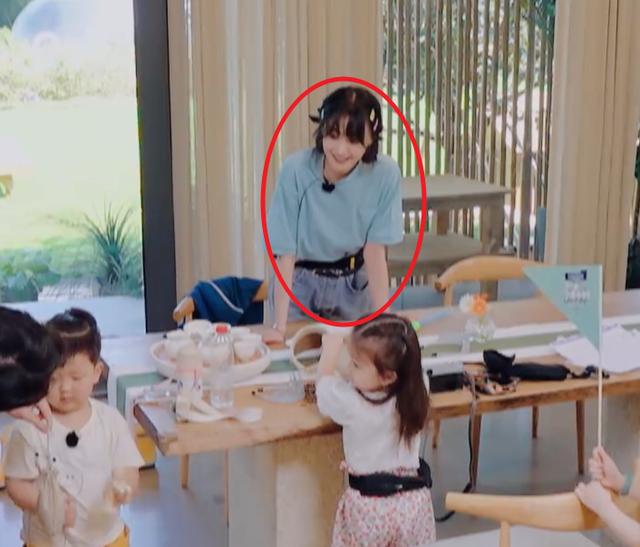 有种“时尚”叫郑爽的腰带，一条不够就用两条