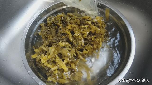 客家人炒猪大肠从不直接下锅炒，想要开胃好吃，这一步一定不能省