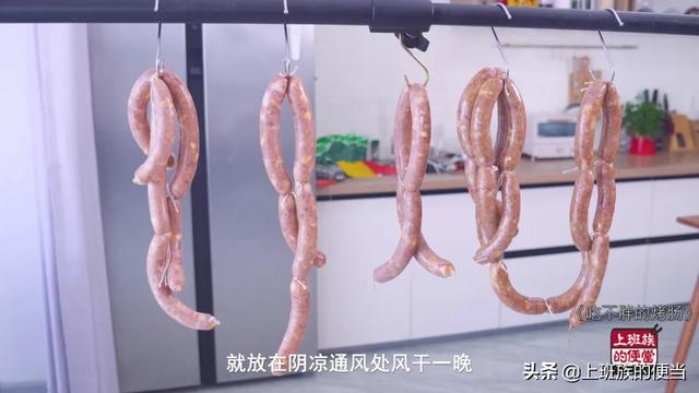 烤肠别再买着吃，3斤肉做40根，吃着太过瘾了