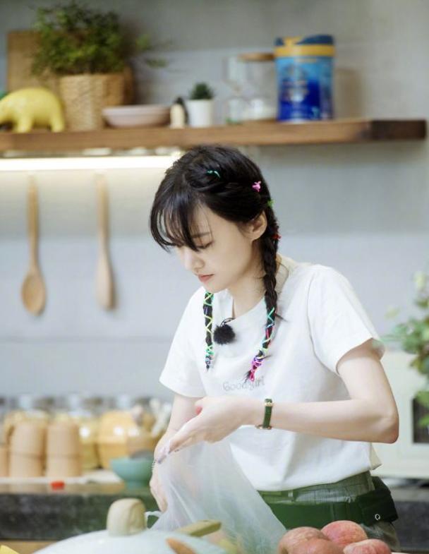 郑爽不愧是国民初恋，就算彩绳编发穿村姑装，