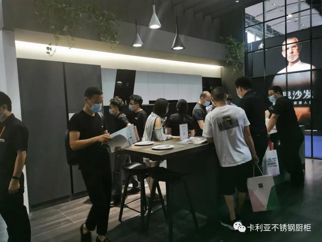 火爆！广州建博会第三天，和记AG平台娱乐官网
不锈钢橱柜展厅再现“人海”