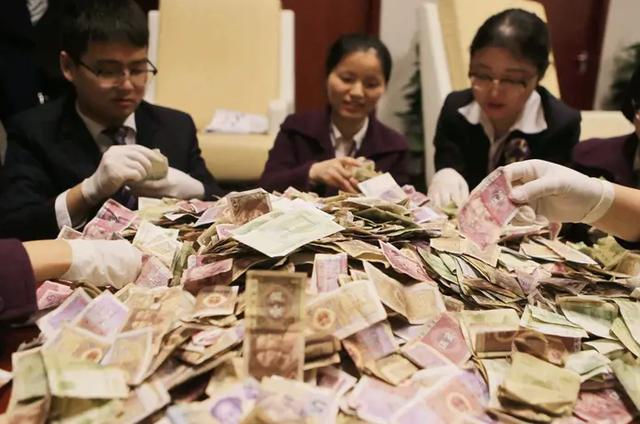 一农妇只吃咸菜，不舍花钱看病，死后屋里现金