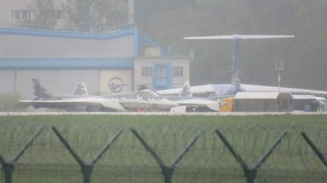 出奇招制约西方国家的F-35，俄罗斯为苏-57布局，专家：领先美军
