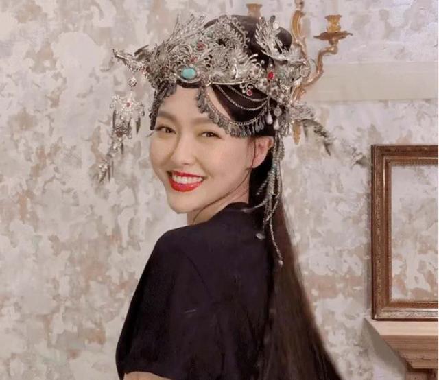 唐嫣产后首露面！一身黑衣玩变装笑容甜美哪像37，新剧颜值创新高