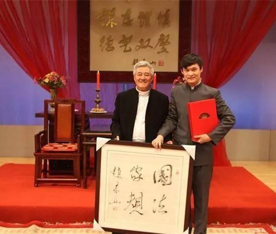 赵本山郭德纲争抢收他为徒，他却想拜小沈阳为师如今红过小沈阳
