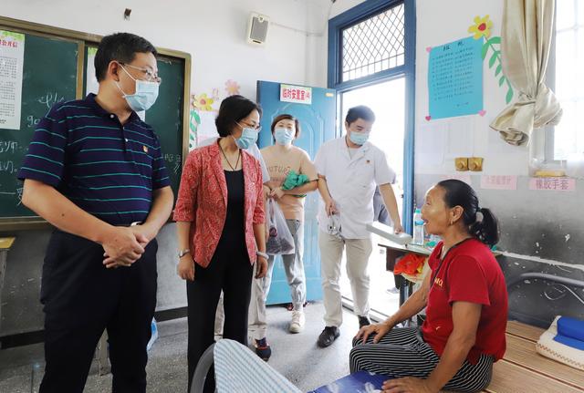 南昌市洪都中医院为受灾群众送医送药