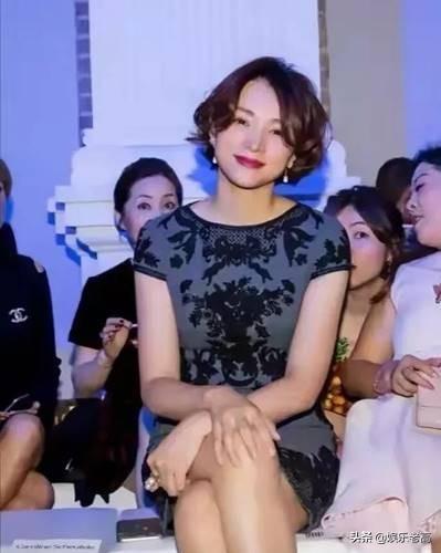 知名主持人心大：短裙到大腿根，全程靠手遮，