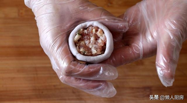 不需要油炸，教你芋头的新做法，配上猪肉馅，吃起来那叫一个香