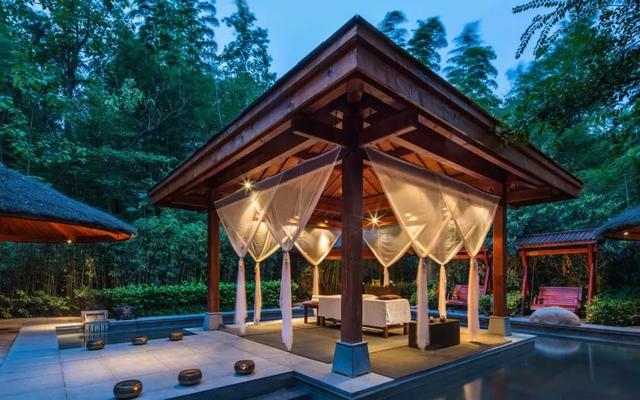 2天嗨够6种玩法，泡温泉、看萤火虫、坐小火车，