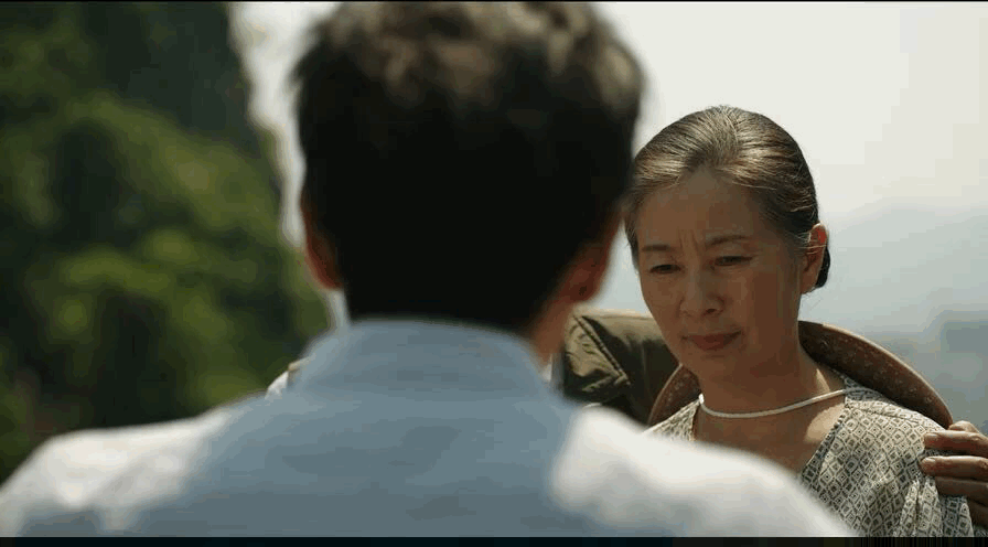 父母■张东升推父母下山花絮曝光 两位高龄演员太不容易了，真栽了一个跟头