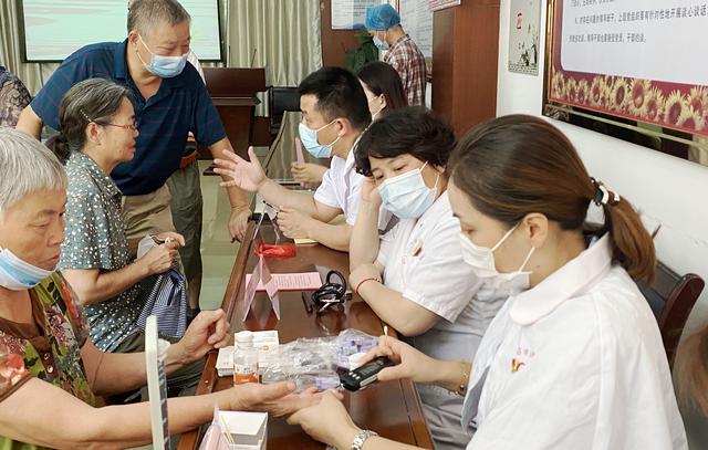 南昌市洪都中医院送健康进社区