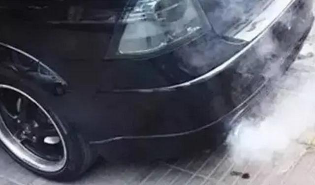 汽车怠速一夜没停，第二天车主看仪表盘，拿出手机先拍照留念