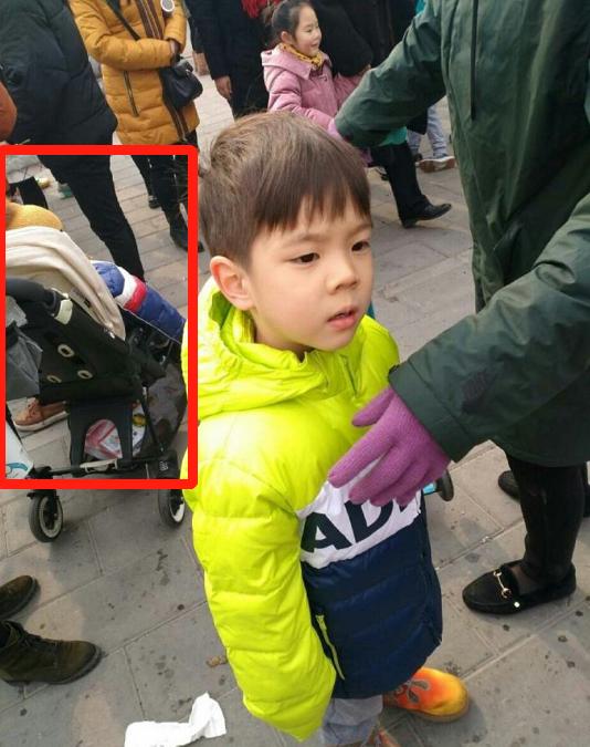 杜江一家外出，嗯哼陪玩的小女孩儿模样可爱，被质疑是霍思燕女儿